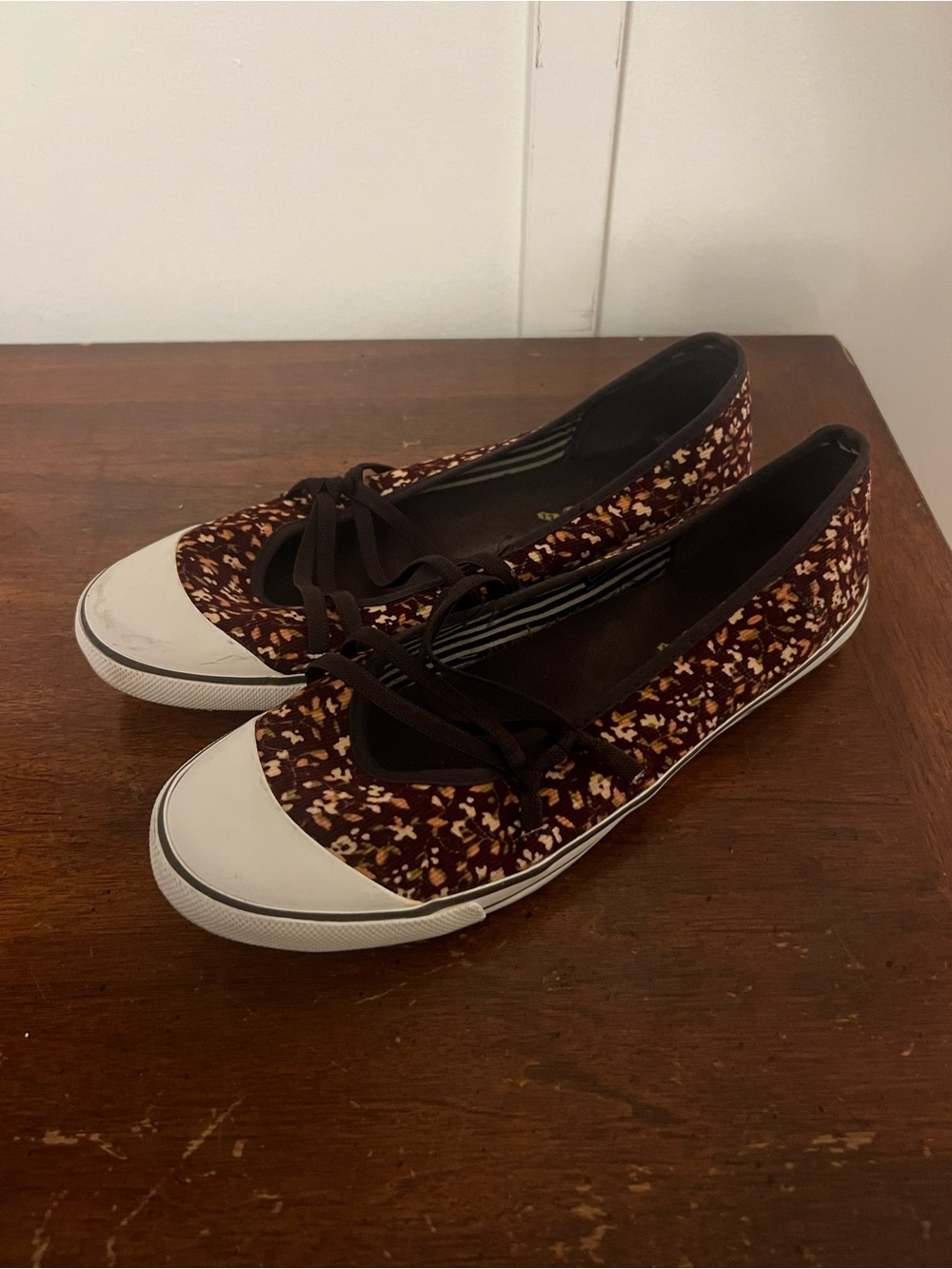 Vintage Skechers Brown Floral Canvas Ballet Flats with White Toe size 9